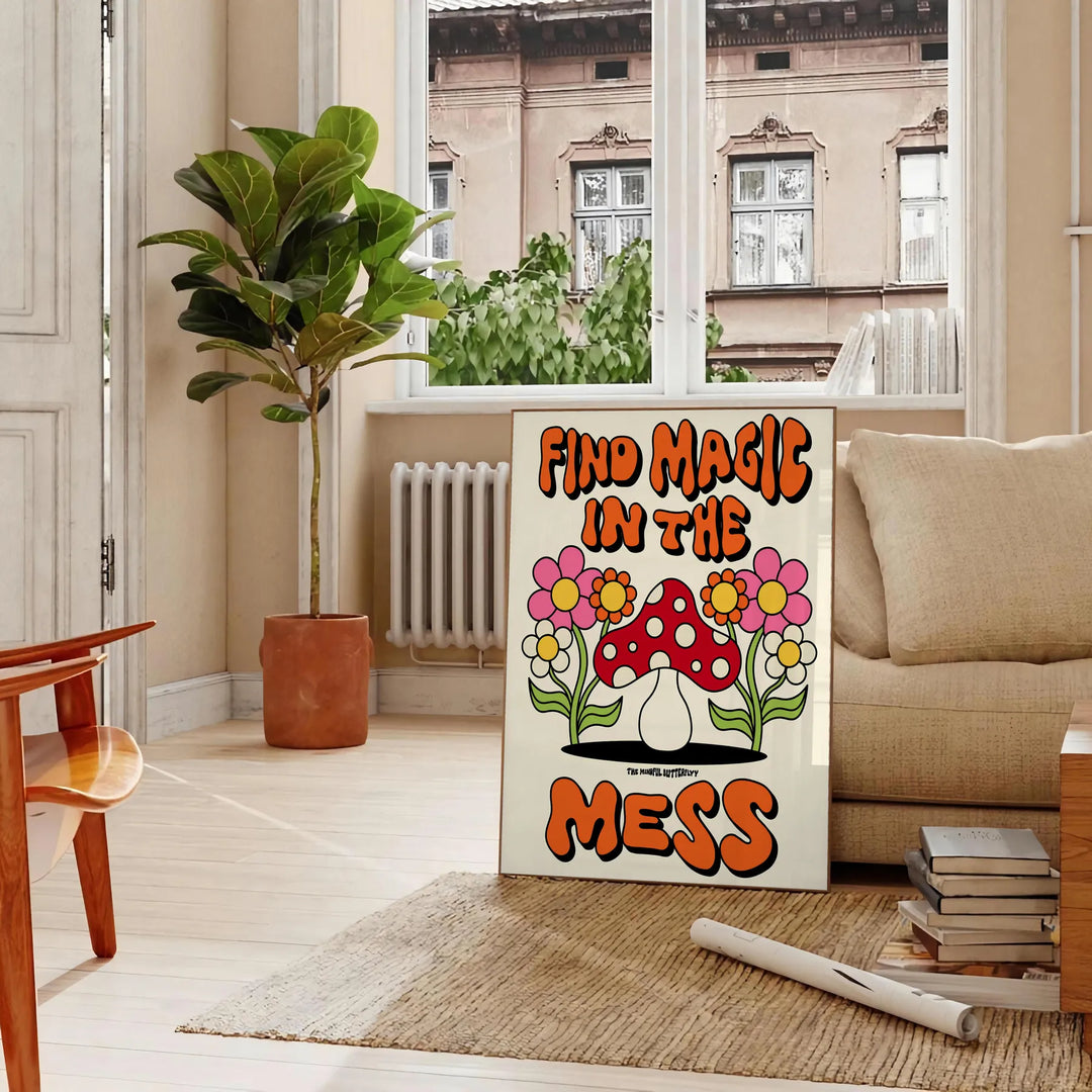 Affiche vibrante Magie Désordre nuances jaune orange une touche groovy intérieur cadeau cadre unique - dans un salon parisien avec canapé et ficus