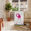 浅い水の中に立つフラミンゴと柔らかな灰色と青のトーン - ソファとフィカスのあるパリのリビングに