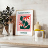 市場のカラフルな花々、緑とオレンジの色合い - ユーカリとレモンのボウルを添えたカウンターに