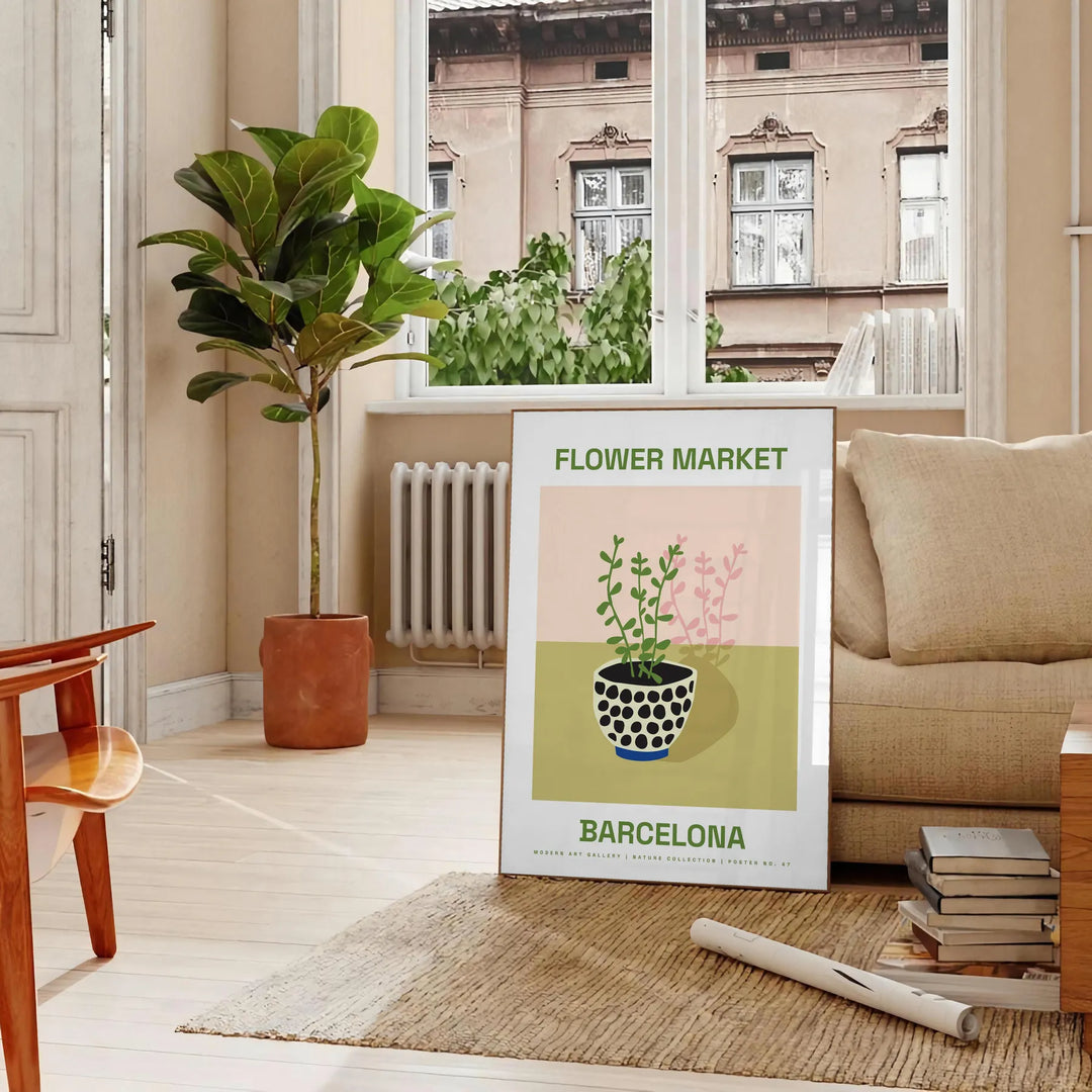Botanisk illustration av blommor i rika gröna och orangea nyanser - i ett parisiskt vardagsrum med soffa och en fikus