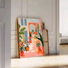 Design floral vintage com flores laranja e cinza em um fundo texturizado - encostado num chão de espinha contra uma parede de painéis