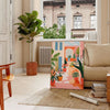 Design floral vintage com flores laranja e cinza em um fundo texturizado - numa sala parisiense com sofá e um ficus