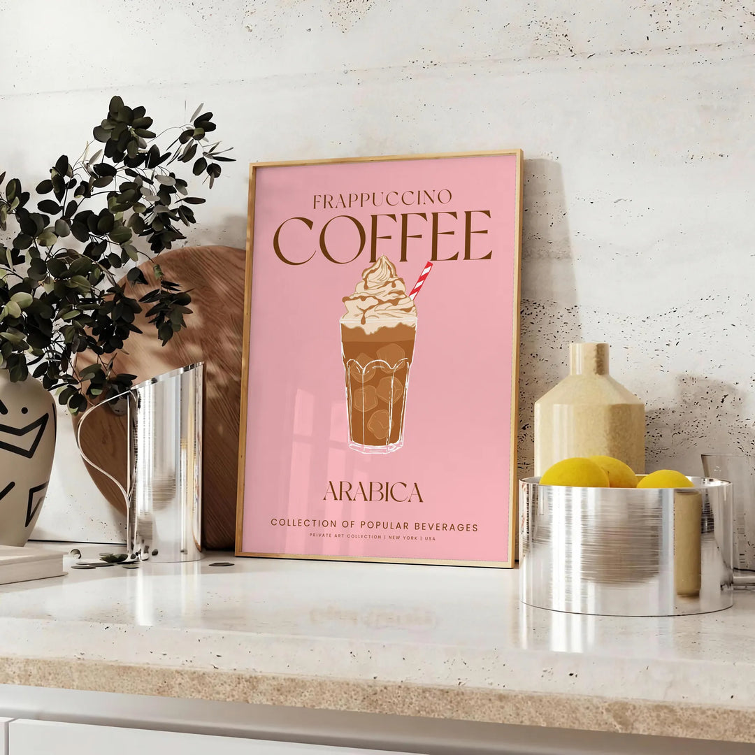 Εικονογράφηση ενός κοκτέιλ Frappuccino με πλούσιους καφέ και πράσινους τόνους - σε πάγκο με ευκάλυπτο και μπολ λεμόνια