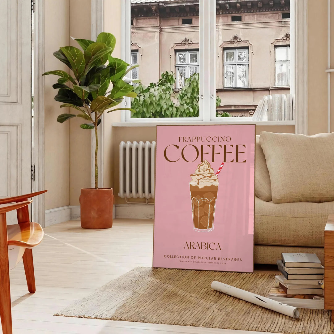 Εικονογράφηση ενός κοκτέιλ Frappuccino με πλούσιους καφέ και πράσινους τόνους - σε παριζιάνικο σαλόνι με καναπέ και ένα φίκο