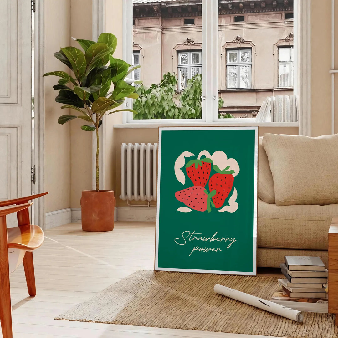 Arte abstrata com formas pretas ousadas e elementos de frutas verdes vibrantes - numa sala parisiense com sofá e um ficus