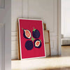 représentation abstraite de fruits dans des tons verts sur fond noir - posée sur un parquet à chevrons contre un mur à moulures