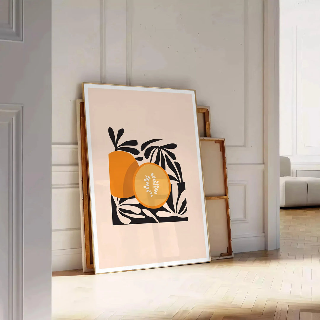 Färgglad fruktillustration med svart bakgrund och orange detaljer - lutad mot en panelvägg på fiskbensgolv
