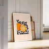 Färgglad fruktillustration med svart bakgrund och orange detaljer - lutad mot en panelvägg på fiskbensgolv