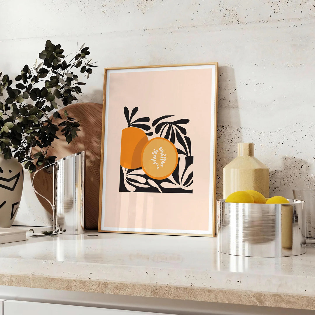 Färgglad fruktillustration med svart bakgrund och orange detaljer - på en bänk med eukalyptus och en skål citroner