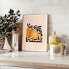 Färgglad fruktillustration med svart bakgrund och orange detaljer - på en bänk med eukalyptus och en skål citroner