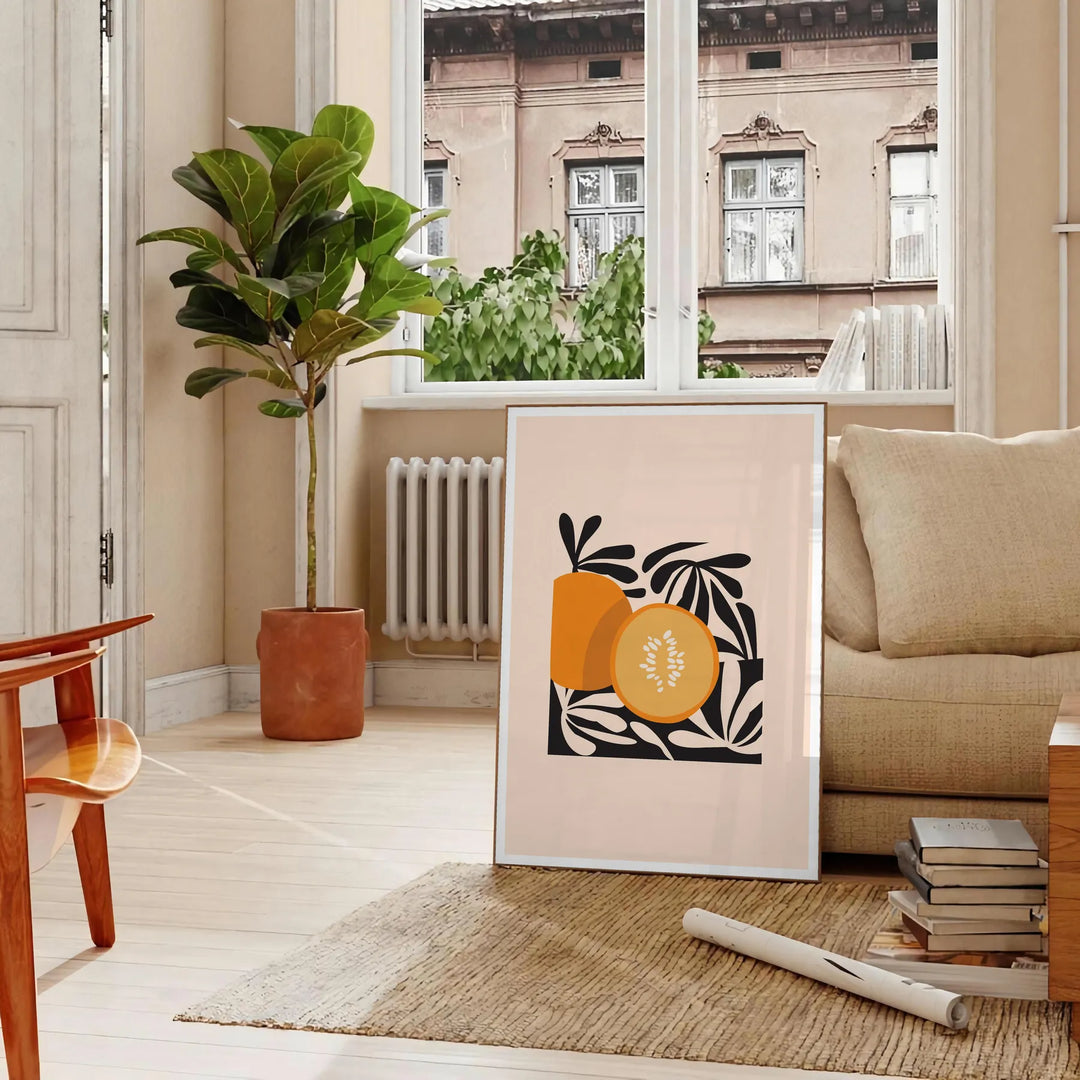 Färgglad fruktillustration med svart bakgrund och orange detaljer - i ett parisiskt vardagsrum med soffa och en fikus