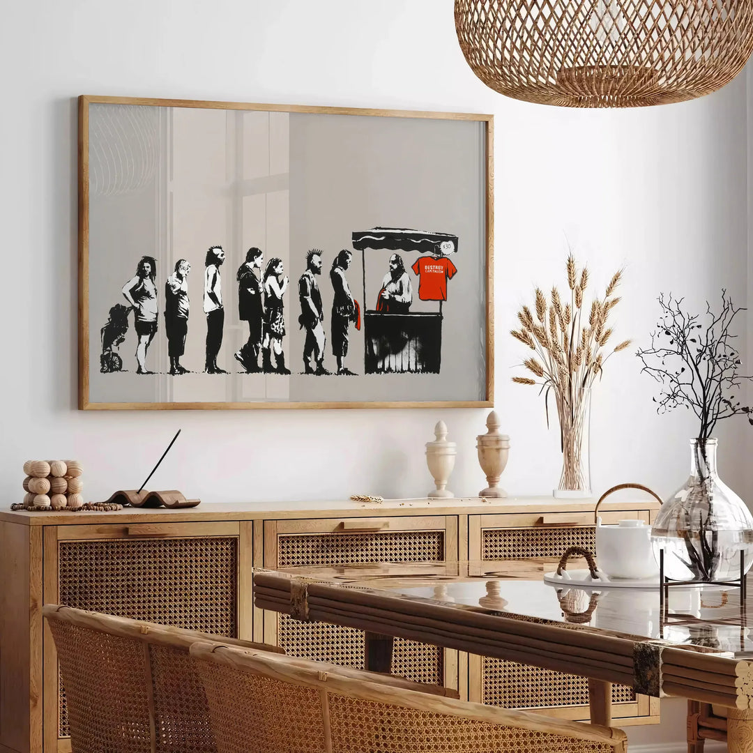 Abstrakt design med svarta och blå stänk som förmedlar kreativitet och fantasi - i ett parisiskt vardagsrum med soffa och en fikus