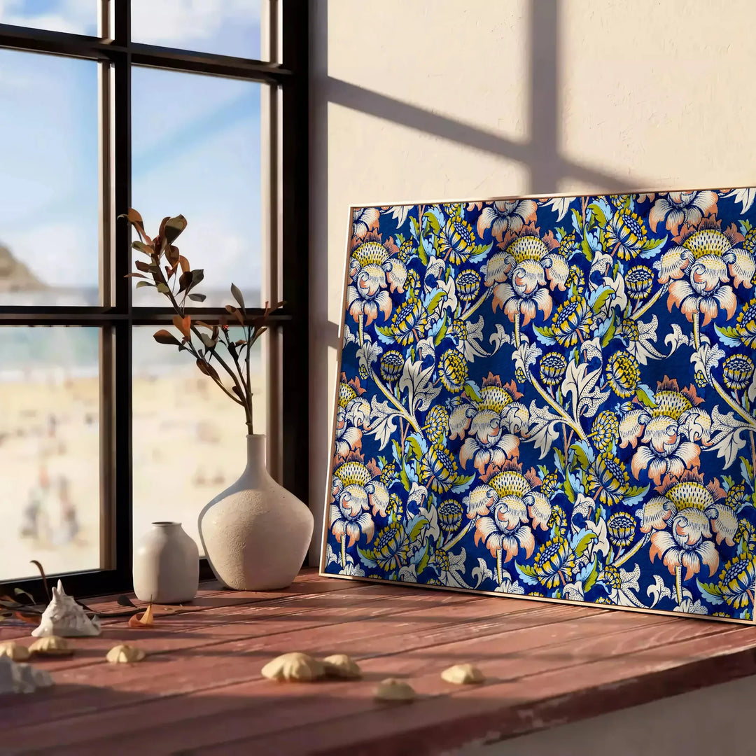 jardin verdoyant avec un sol brun riche et des fleurs éclatantes - posée sur un parquet à chevrons contre un mur à moulures