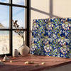 jardin verdoyant avec un sol brun riche et des fleurs éclatantes - posée sur un parquet à chevrons contre un mur à moulures