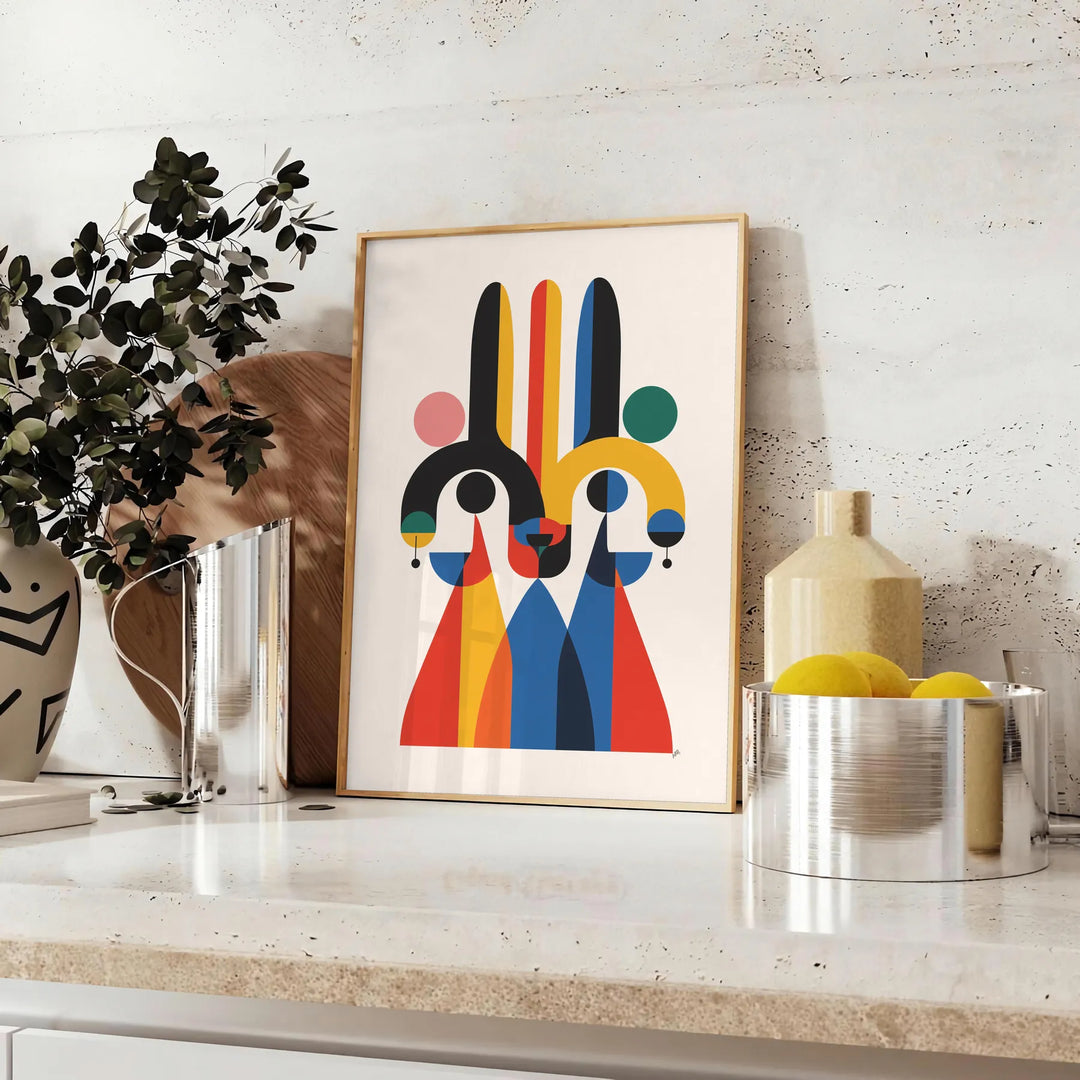 Geometriska former i grått och orange skapar en minimalistisk design - på en bänk med eukalyptus och en skål citroner
