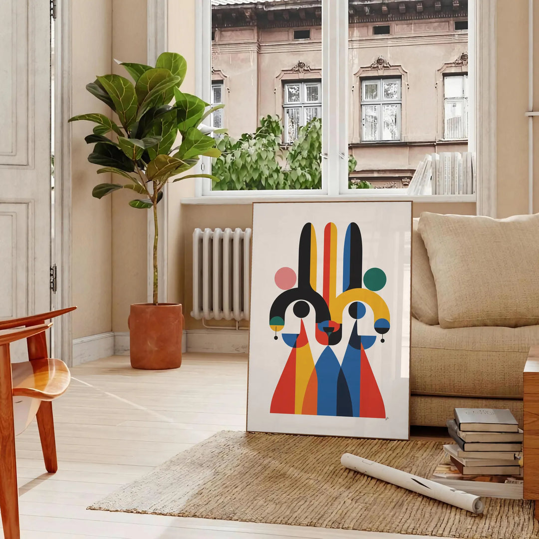 Geometriska former i grått och orange skapar en minimalistisk design - i ett parisiskt vardagsrum med soffa och en fikus