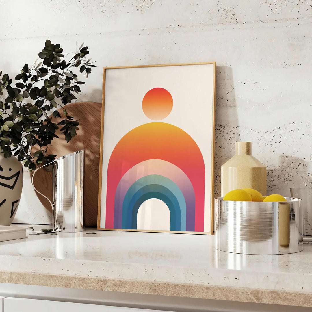 Geometriska former i grått och orange på en minimal bakgrund - på en bänk med eukalyptus och en skål citroner