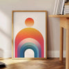 Geometriska former i grått och orange på en minimal bakgrund - bredvid ett runt sidobord i trä med böcker