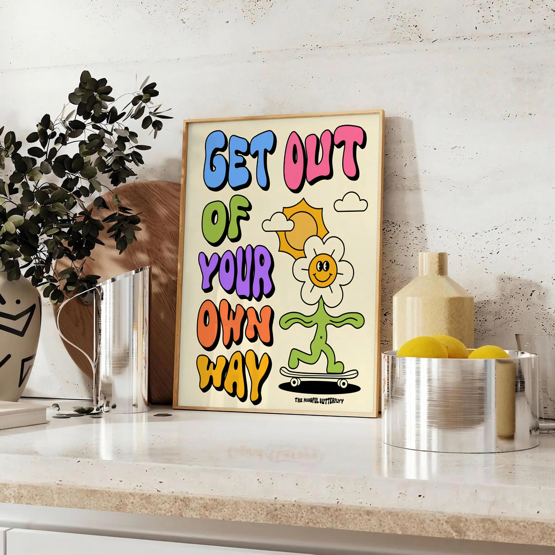 Tydlig grafisk design med gul och svart text, inspirerande tema - på en bänk med eukalyptus och en skål citroner