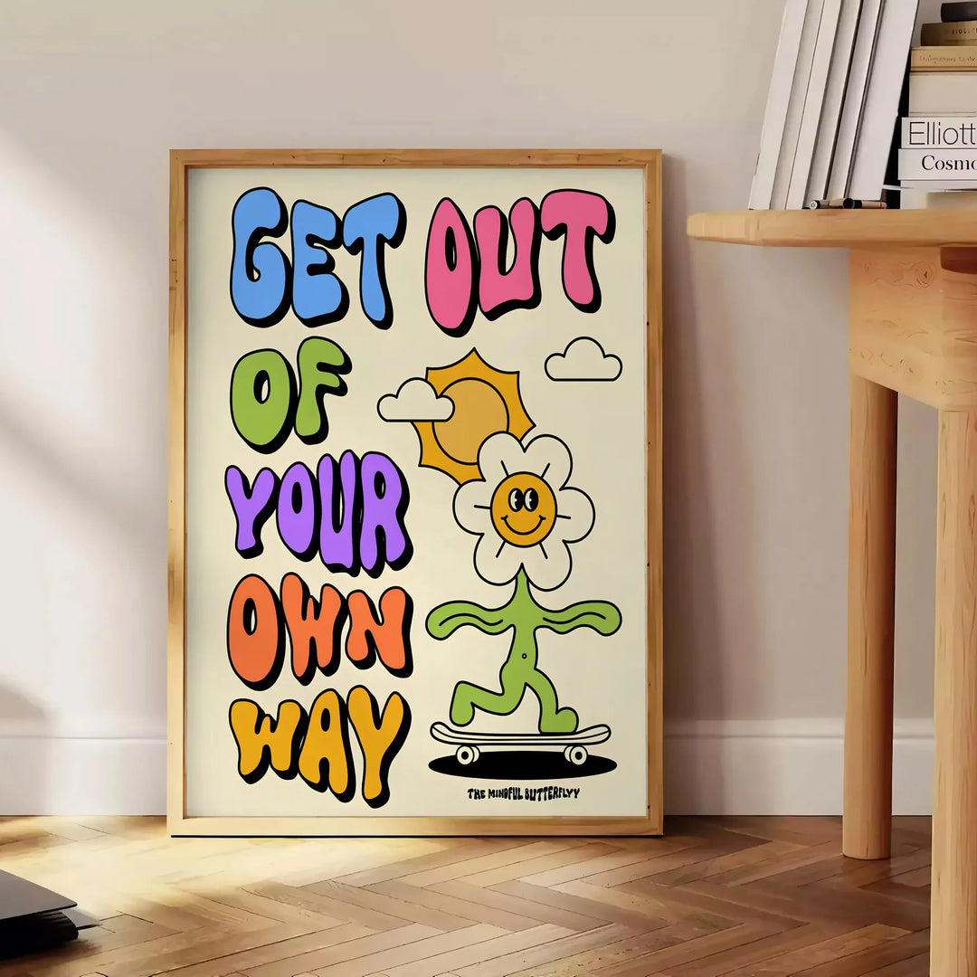 Tydlig grafisk design med gul och svart text, inspirerande tema - bredvid ett runt sidobord i trä med böcker