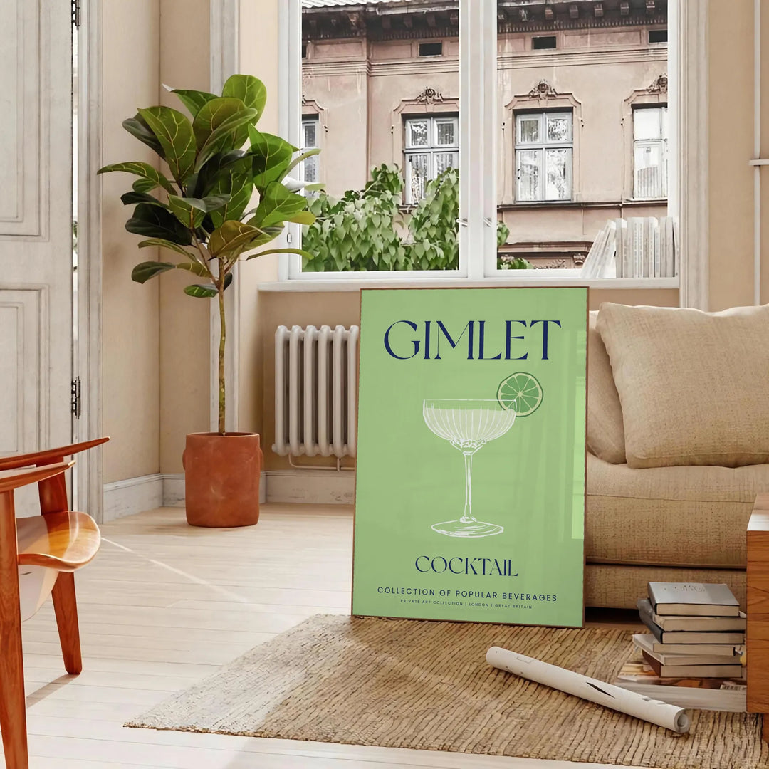 Stylowa ilustracja koktajlu Gimlet na szarym tle - w paryskim salonie z sofą i fikusem