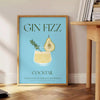 Illustrazione di un cocktail Gin Fizz in un bicchiere con tonalità verdi e grigie - accanto a un tavolino rotondo in legno con libri
