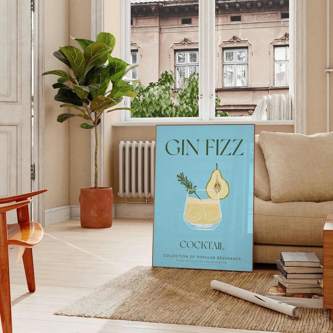 Illustrazione di un cocktail Gin Fizz in un bicchiere con tonalità verdi e grigie - in un soggiorno parigino con divano e un ficus