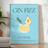 Illustrazione di un cocktail Gin Fizz in un bicchiere con tonalità verdi e grigie - in una stanza luminosa e minimalista con pianta e poltrona