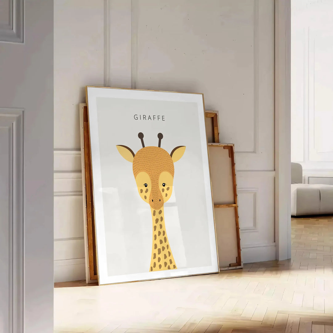 Une silhouette de girafe sur un fond texturé marron et vert - posée sur un parquet à chevrons contre un mur à moulures