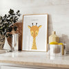 Une silhouette de girafe sur un fond texturé marron et vert - sur un plan de travail avec eucalyptus et coupe de citrons