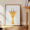 Une silhouette de girafe sur un fond texturé marron et vert - à côté d'une table d'appoint ronde en bois avec des livres