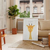 Une silhouette de girafe sur un fond texturé marron et vert - dans un salon parisien avec canapé et ficus