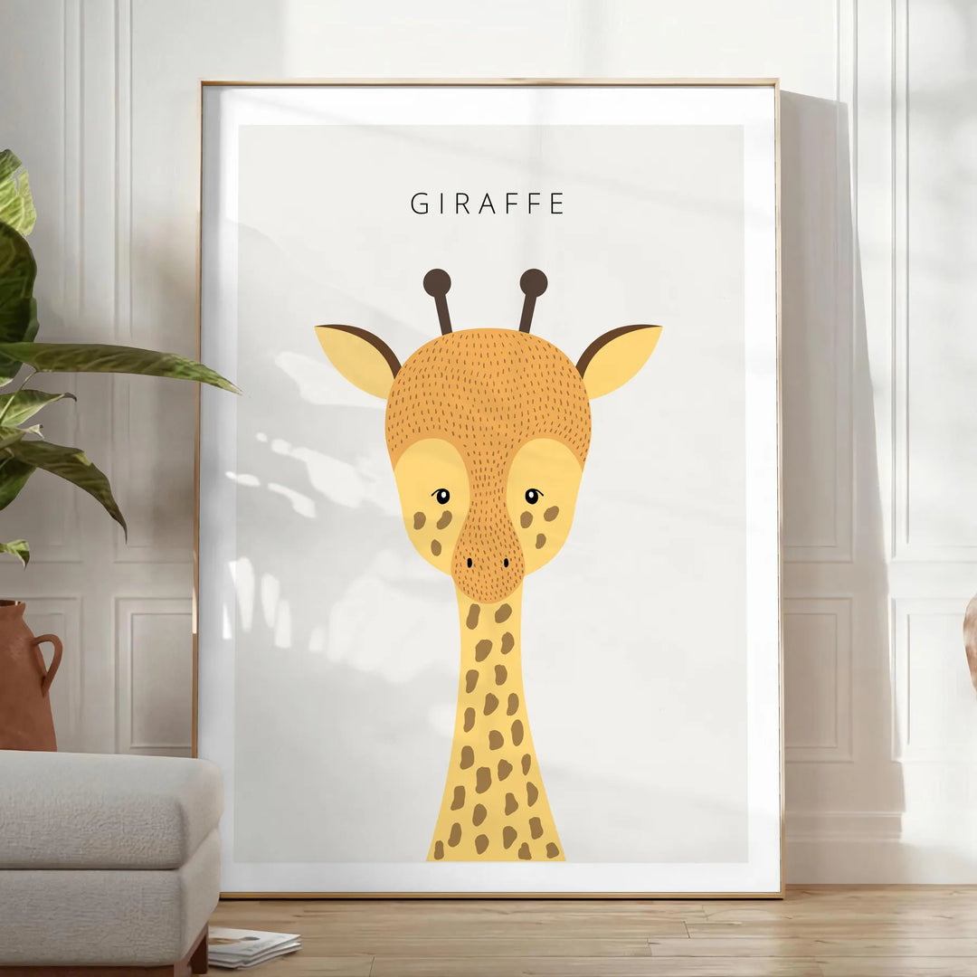 Une silhouette de girafe sur un fond texturé marron et vert - dans une pièce lumineuse épurée avec plante et fauteuil