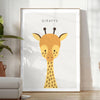 Une silhouette de girafe sur un fond texturé marron et vert - dans une pièce lumineuse épurée avec plante et fauteuil