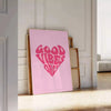 Χρωματιστό αφηρημένο σχέδιο με τη φράση 'Good Vibes Only' σε έντονη τυπογραφία - ακουμπισμένο σε δάπεδο ψαροκόκαλο μπροστά σε λευκό τοίχο με φατνώματα