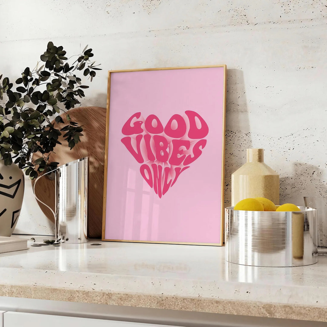 Χρωματιστό αφηρημένο σχέδιο με τη φράση 'Good Vibes Only' σε έντονη τυπογραφία - σε πάγκο με ευκάλυπτο και μπολ λεμόνια