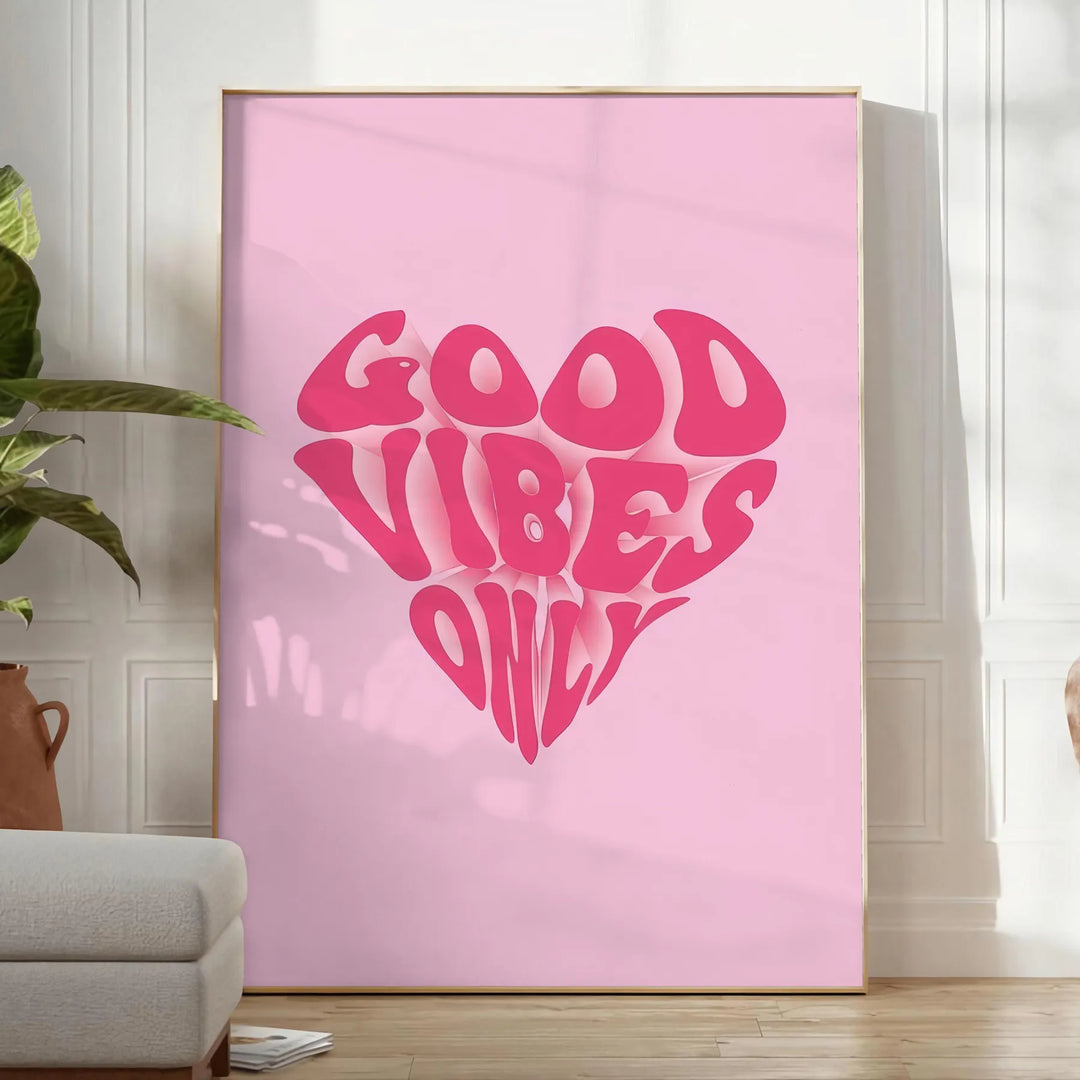Χρωματιστό αφηρημένο σχέδιο με τη φράση 'Good Vibes Only' σε έντονη τυπογραφία - σε φωτεινό μινιμαλιστικό δωμάτιο με φυτό και πολυθρόνα