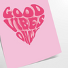 Χρωματιστό αφηρημένο σχέδιο με τη φράση 'Good Vibes Only' σε έντονη τυπογραφία