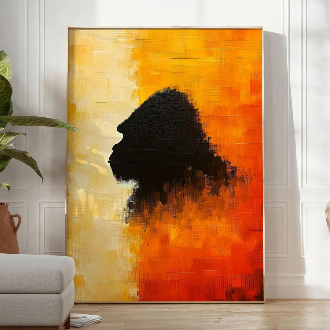 Une illustration frappante de gorille dans des teintes vives d'orange et de rouge - dans une pièce lumineuse épurée avec plante et fauteuil
