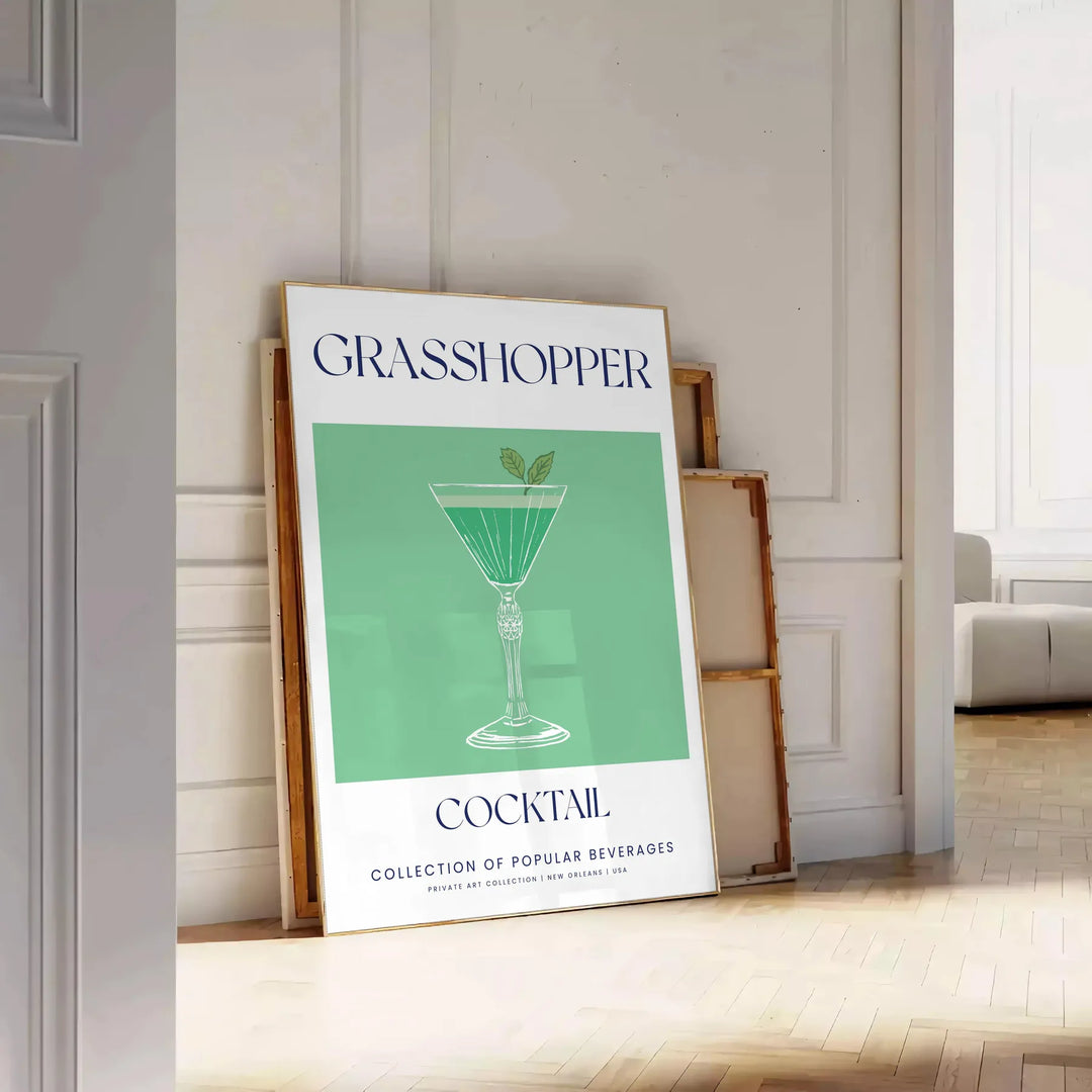 Koktajl grasshopper w szklance z zielonymi i szarymi odcieniami - oparty na podłodze jodełkowej przy białej ścianie z paneli