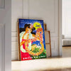 Vintage Reiseplakat, das Hawaii mit orange-blauen Tönen darstellt - an eine weiße Paneelwand gelehnt auf Fischgrätparkett