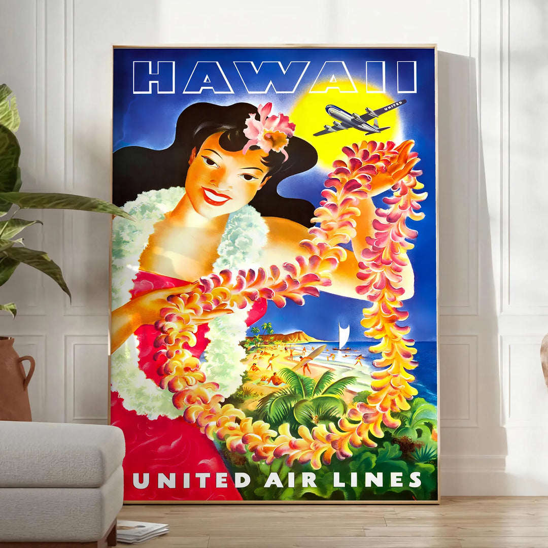 Vintage Reiseplakat, das Hawaii mit orange-blauen Tönen darstellt - in einem hellen minimalistischen Raum mit Pflanze und Sessel