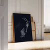 Affiche captivante thème cheval noir vert un effet saisissant espace cadeau unique disponible - posée sur un parquet à chevrons contre un mur à moulures
