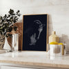 Affiche captivante thème cheval noir vert un effet saisissant espace cadeau unique disponible - sur un plan de travail avec eucalyptus et coupe de citrons