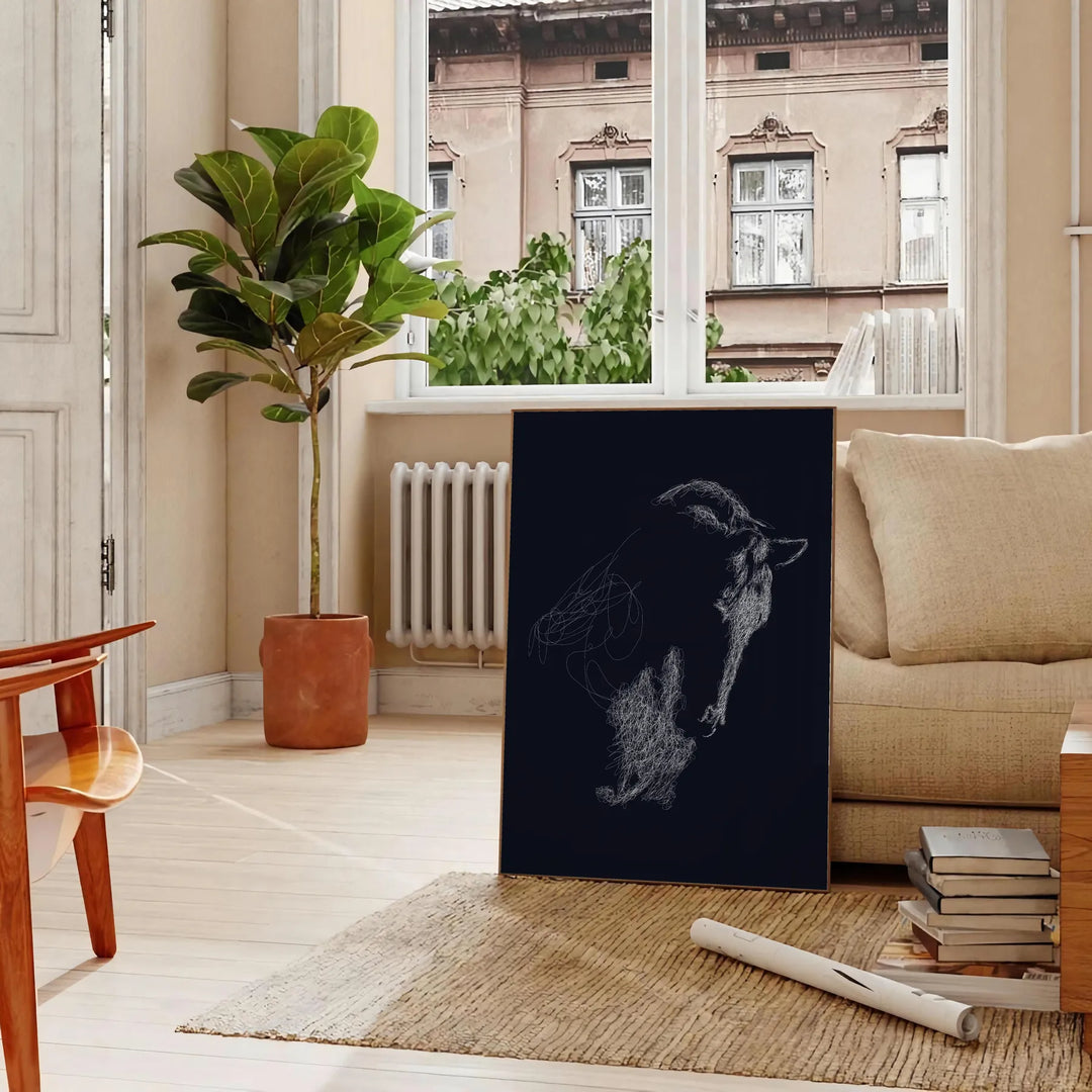 Affiche captivante thème cheval noir vert un effet saisissant espace cadeau unique disponible - dans un salon parisien avec canapé et ficus