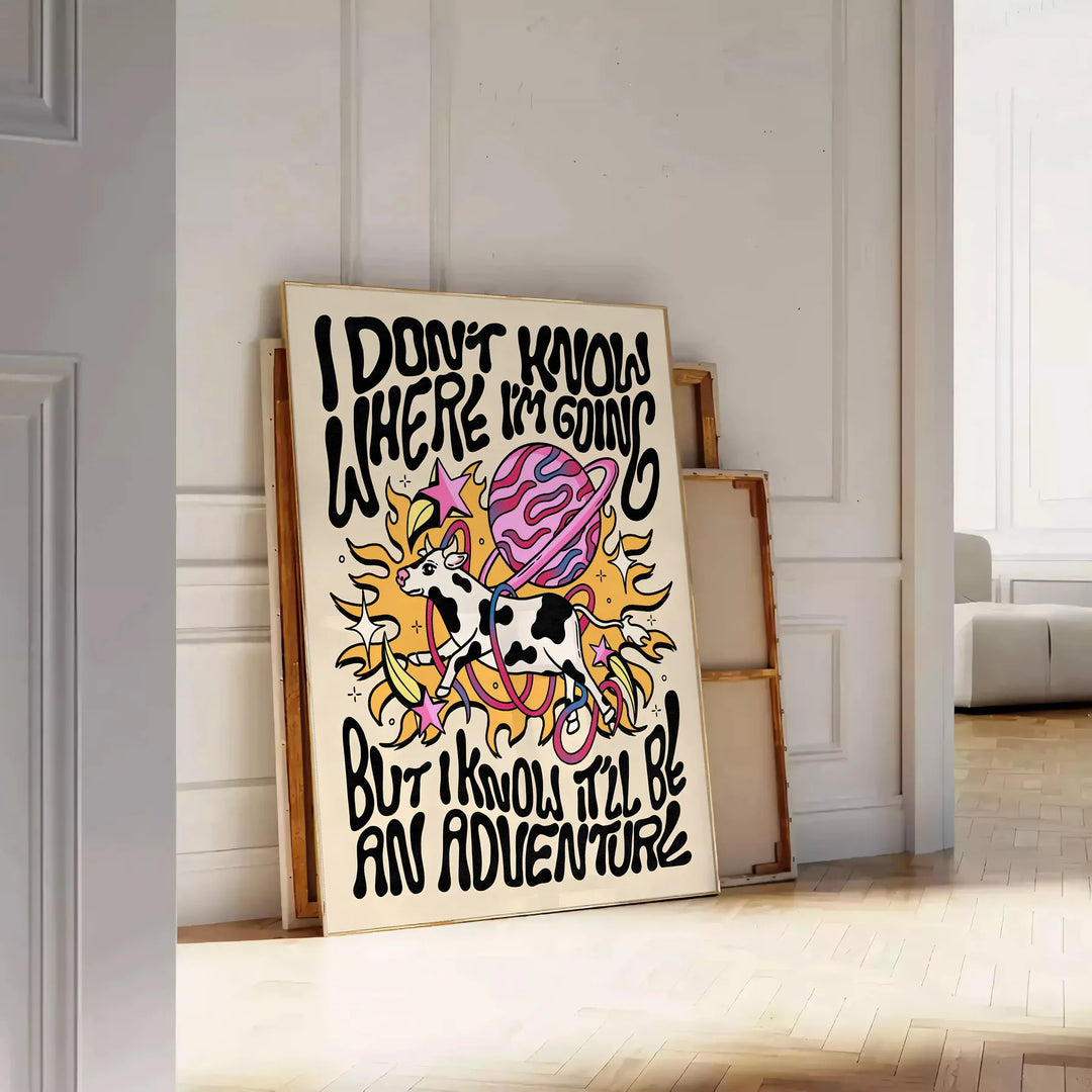 Abstrakt design med starkt gult och svart, med groovy text. - lutad mot en panelvägg på fiskbensgolv