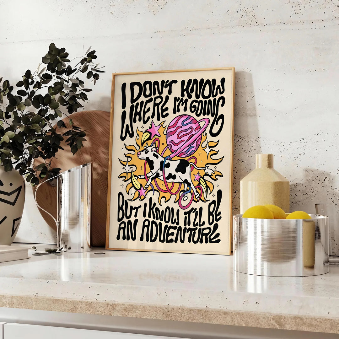 Abstrakt design med starkt gult och svart, med groovy text. - på en bänk med eukalyptus och en skål citroner