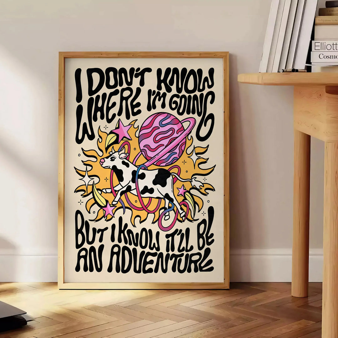 Abstrakt design med starkt gult och svart, med groovy text. - bredvid ett runt sidobord i trä med böcker