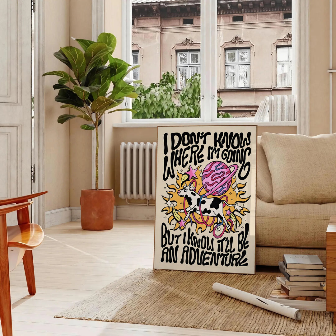 Abstrakt design med starkt gult och svart, med groovy text. - i ett parisiskt vardagsrum med soffa och en fikus