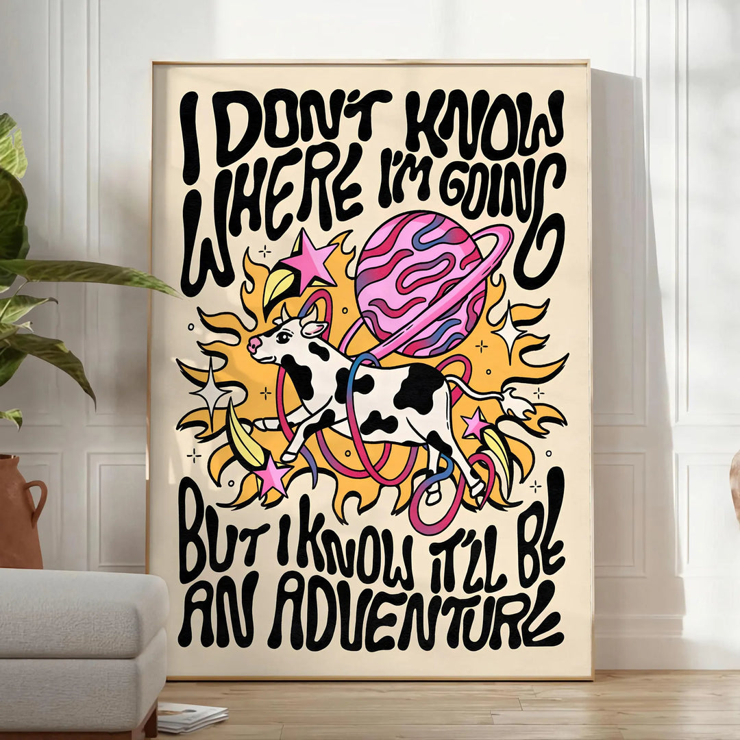 Abstrakt design med starkt gult och svart, med groovy text. - i ett ljust minimalistiskt rum med växt och fåtölj